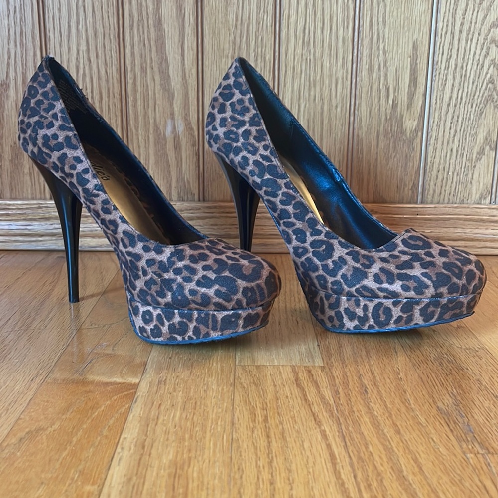 Candie’s leopard high heel pumps